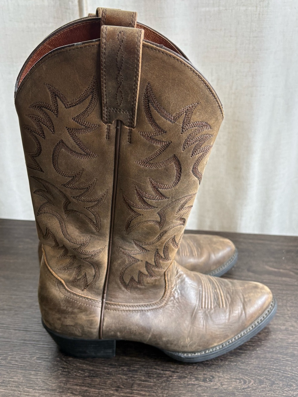 Ariat Mens 9.5 Cowboy Boots